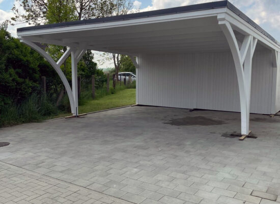 Carport aus massivem Holz mit klaren Rundbögen, handwerklich präzise gefertigt. Die Bögen verleihen der Konstruktion Charakter und architektonische Tiefe.