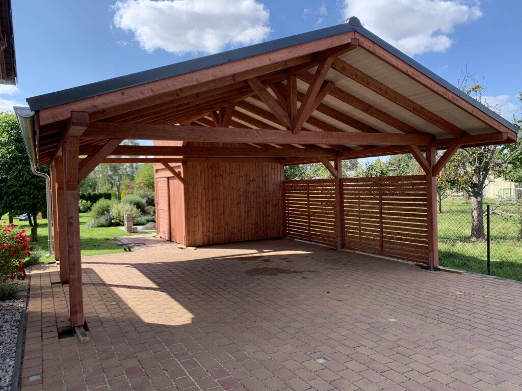 Satteldach Doppelcarport NaturaLine aus imprägniertem Holz in Naturholzoptik mit Lamellen-Sichtschutz. Klassische Linienführung und natürliche Farbgebung in perfektem Gleichgewicht.