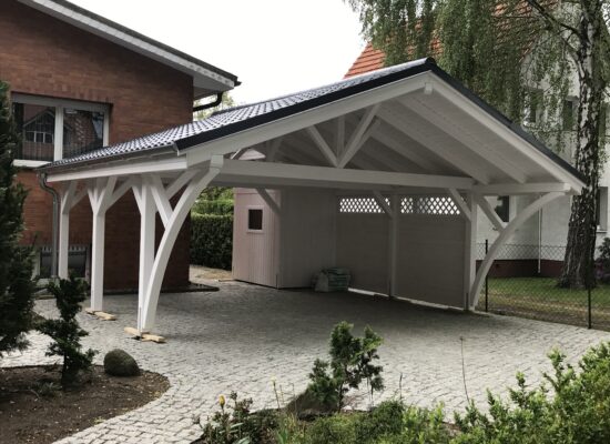 Satteldach Doppelcarport AlpineXL in Weiß mit eleganten Bögen und massiven Pfosten. Die Bretterschalung und das Vivaldi-Dach in Ziegeloptik unterstreichen handwerkliche Präzision.