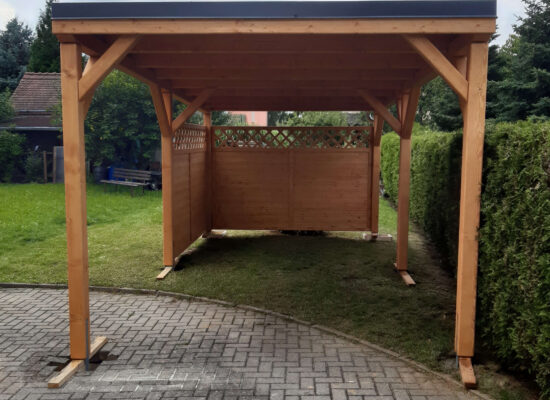 Einzelcarport mit Lamellenwand und Gitter, imprägniertes Holz, klassisches Design.