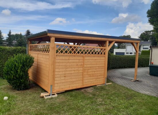 Einzelcarport klassisch, Lamellen-Gitter-Kombination, natürliche Holzoptik.