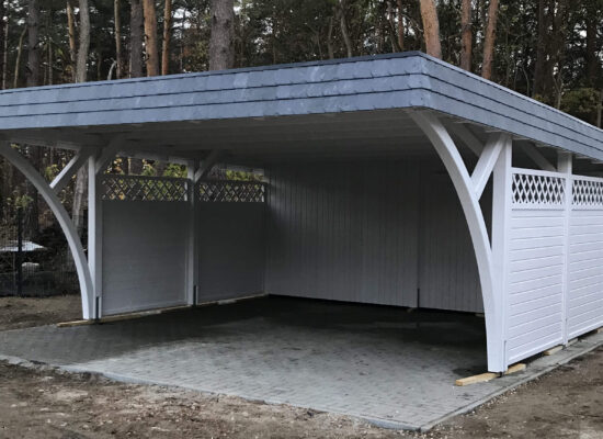 Doppelcarport Elegance Duo in Weiß/Anthrazit mit klassischer Walmdachblende und eleganten Bögen. Die klare Linienführung und präzise Handwerksarbeit verleihen dem Bauwerk Charakter.