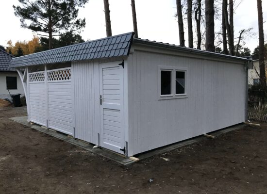 Großer Geräteraum mit Doppelfenster und Tür zum Garten, hell und funktional gestaltet. Die sorgfältige Verarbeitung und der Lichtzugang erhöhen Komfort und Alltagstauglichkeit.