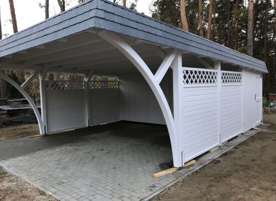 Doppelcarport Elegance Duo mit Seitenwänden und großem Schuppen, aus Weiß/Anthrazit-Holz gefertigt. Solide Bauweise und klare Linien in harmonischer Balance.