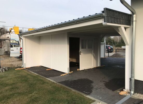 Rückseite des Carports mit Schiebetüren mit Milchglas Fenster. Moderne Optik und praktische Nutzungsmöglichkeiten verbinden sich hier perfekt.
