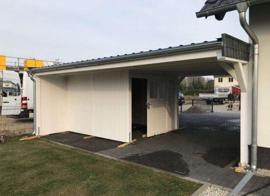 Überdachter Nebenbereich des Carports, ideal für Fahrräder oder Brennholz. Solide Holzstruktur mit klarer Linienführung und funktionalem Konzept.