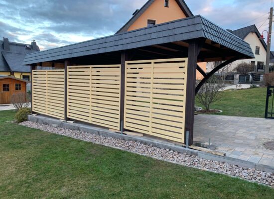 Einzelcarport StyleLine mit drei Feldern beiger Wandverkleidung und braunen Pfosten. Die klare Linienführung betont Stabilität und hochwertige Verarbeitung.