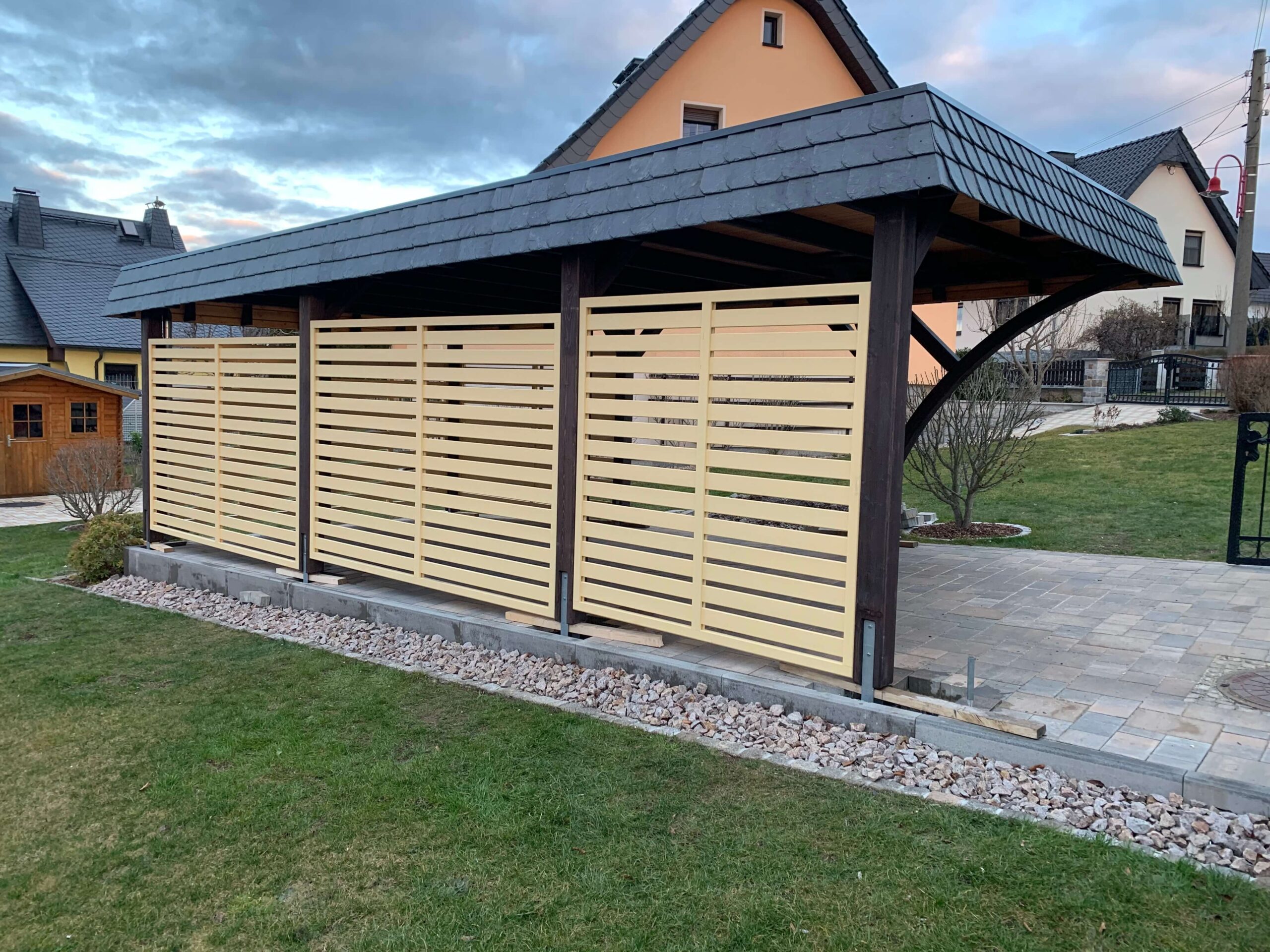Massive 14-cm-Pfosten in klarer weißer Ausführung, präzise verarbeitet und stabil verbunden. Die solide Basis unterstreicht die handwerkliche Qualität des Prestige Duo Carports.