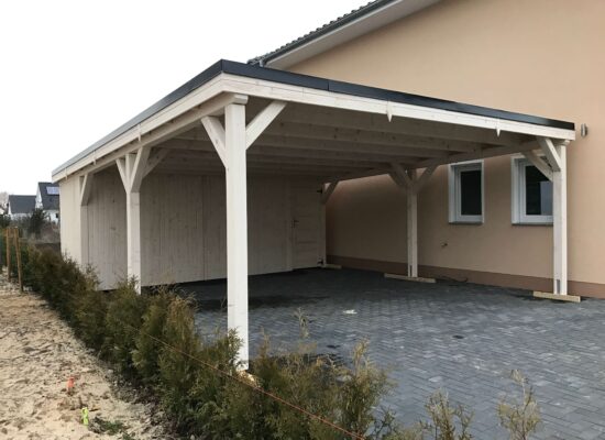 NaturCarport Classic aus hell imprägniertem Holz mit großem Geräteraum. Die klassische Form und die harmonische Front betonen handwerkliche Qualität und Langlebigkeit.