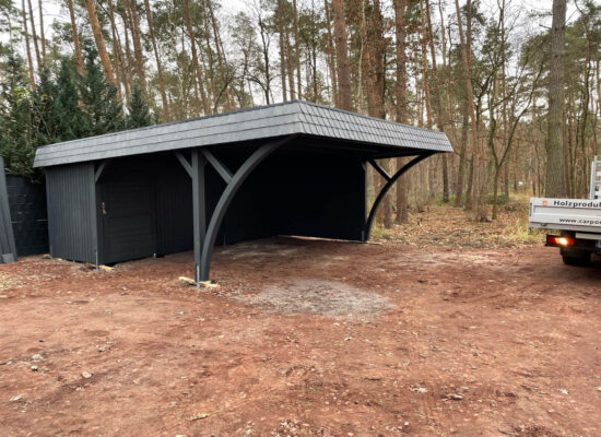Integrierter Geräteraum des DarkElegance Carports, ca. 2×6 Meter groß. Funktional, großzügig und perfekt in die Gesamtarchitektur eingebunden.