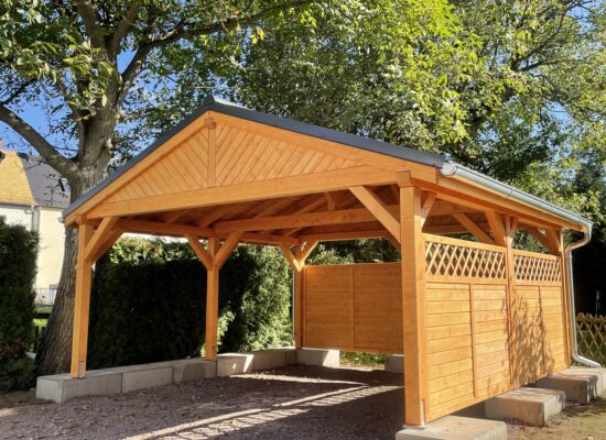 Satteldach Doppelcarport LandhausStyle mit klassischer Giebelverkleidung aus schrägen Brettern. Die harmonische Front betont handwerkliche Qualität und zeitlose Form.
