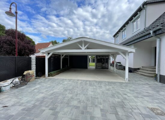 Premium Doppelcarport Classic&Modern in Weiß/Anthrazit mit Gartendurchgang, Lamellenwand und Geräteraum. Klare Linien und funktionales Design in perfekter Balance.