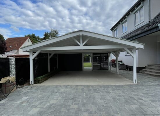 Satteldach Doppelcarport Classic&Modern, architektonisch auf das Wohnhaus abgestimmt. Weiß-Anthrazit-Design harmoniert perfekt mit der Gebäudeästhetik.