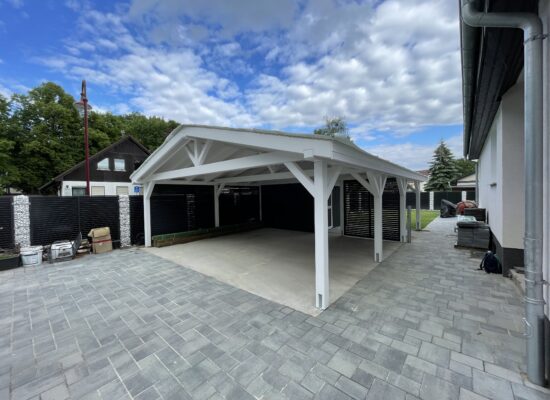 Carport Classic&Modern mit Satteldach, stilvoll in die Gartenlandschaft integriert. Weiß und Anthrazit wirken dezent und gleichzeitig hochwertig.