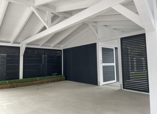Innenansicht Classic&Modern Carport mit großzügigem Raumgefühl und klarer Linienführung. Das Lichtspiel auf der weißen Holzoberfläche betont Qualität und Ästhetik.