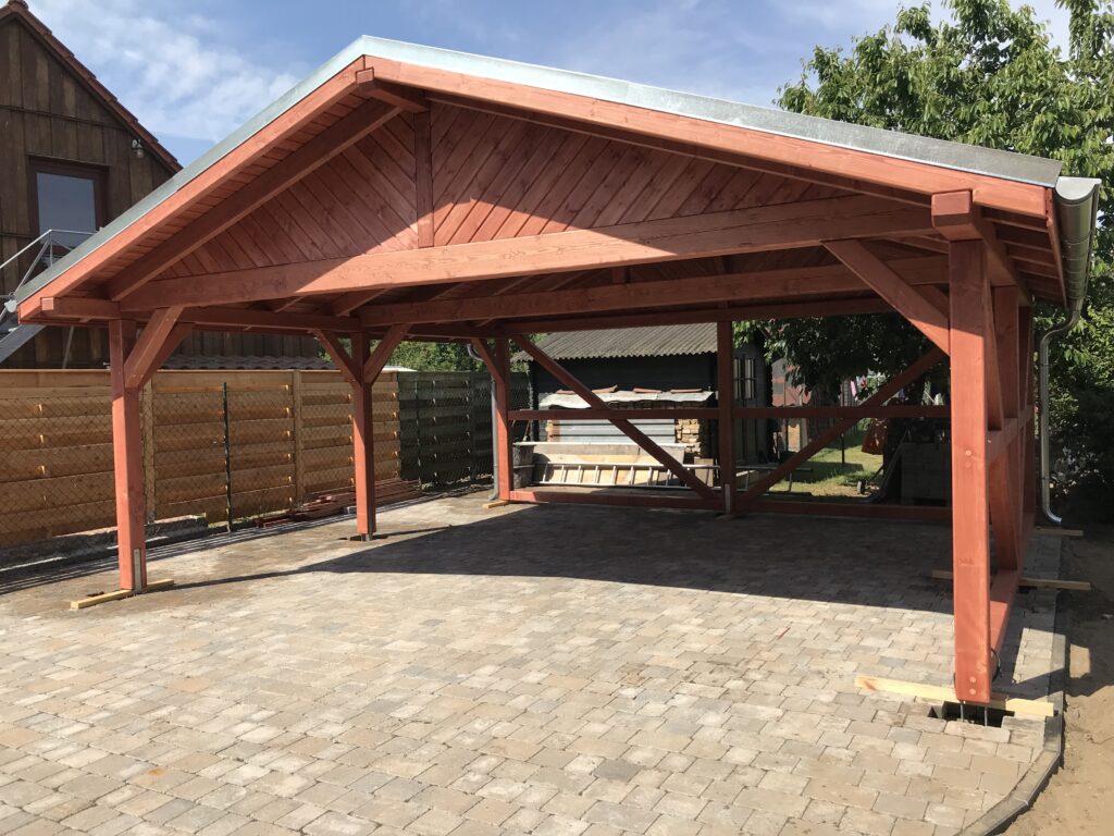 Satteldach Doppelcarport Heritage in Fachwerkoptik mit Giebelverkleidung. Natürlich imprägniertes Holz mit sichtbarer Struktur und präziser Verarbeitung.