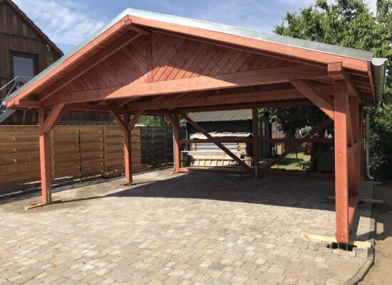 Satteldach Doppelcarport Heritage in Fachwerkoptik mit Giebelverkleidung. Natürlich imprägniertes Holz mit sichtbarer Struktur und präziser Verarbeitung.