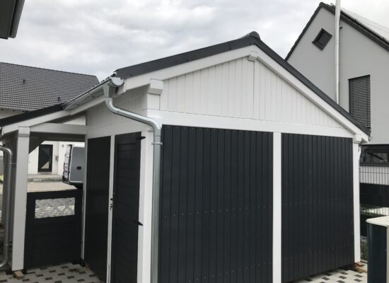 Anbauschuppen des Vivaldi Carports, integriert und farblich abgestimmt. Praktisch, geräumig und handwerklich präzise ausgeführt.