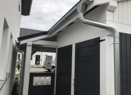 Detailaufnahme des Geräteraums mit klaren Holzverbindungen und sauberer Oberfläche. Die massive Ausführung zeugt von hochwertiger Verarbeitung.