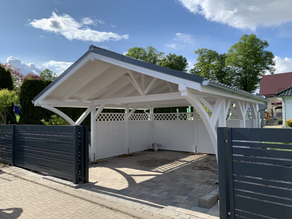 Premium Doppelcarport Weiß mit anthrazitfarbenem Vivaldi-Dach und weißen Rundbögen. Die massive Holzstruktur und harmonische Farbgestaltung fügen sich perfekt ins Grundstück ein.