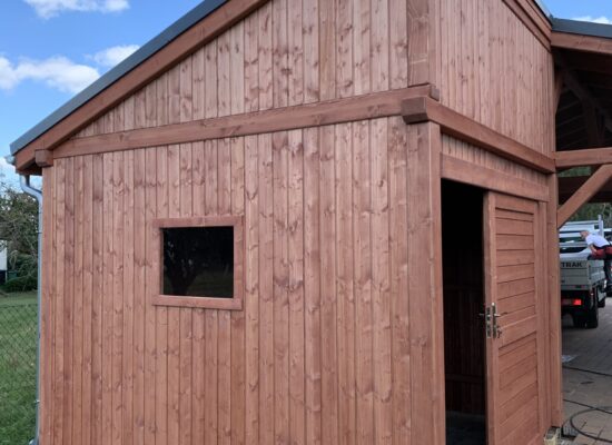 Integrierter Geräteraum des NaturaLine Carports, gefertigt aus Holz in Naturholzoptik. Funktional, robust und handwerklich präzise ausgeführt.