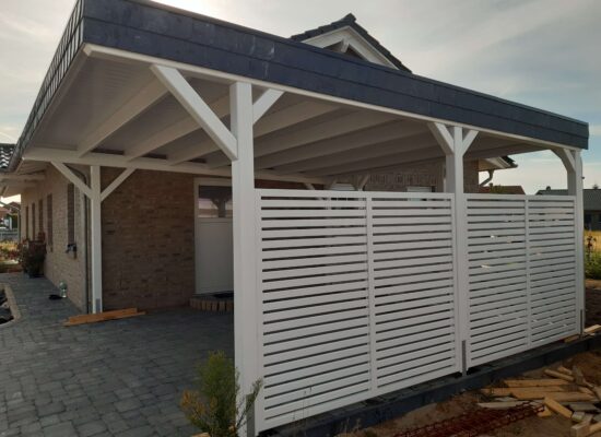 Lamellenwand Doppelcarport, Holzlatten mit ca. 2 cm Luft, Weiß gestrichen, präzise Handwerksarbeit.