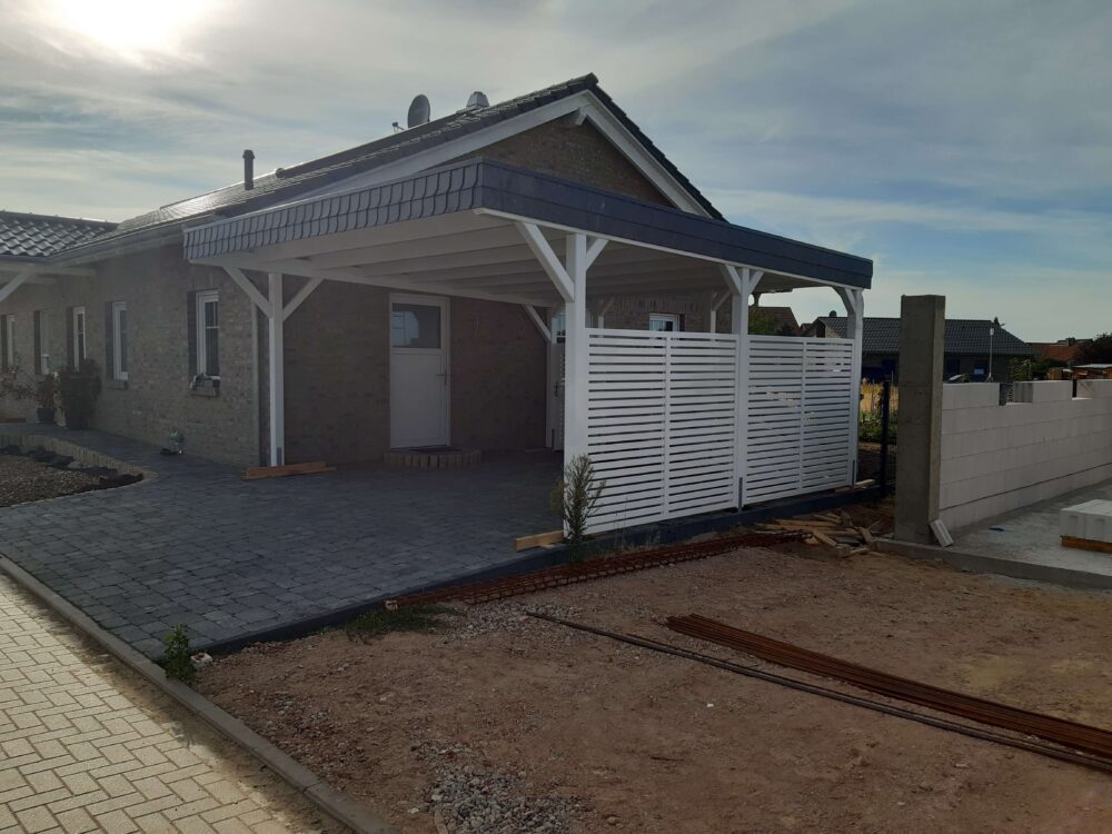 Moderner Doppelcarport Weiß mit Walmdachblende, Holzbau nach Maß.