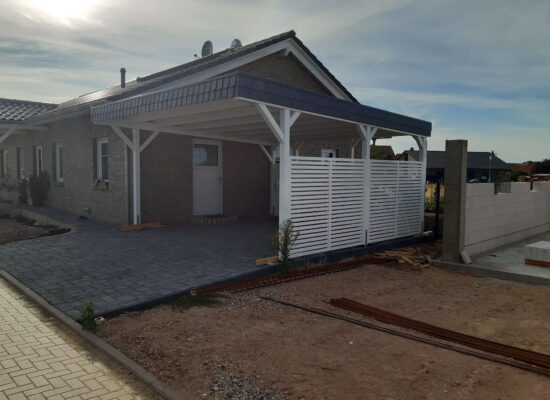 Moderner Doppelcarport Weiß mit Walmdachblende, Holzbau nach Maß.