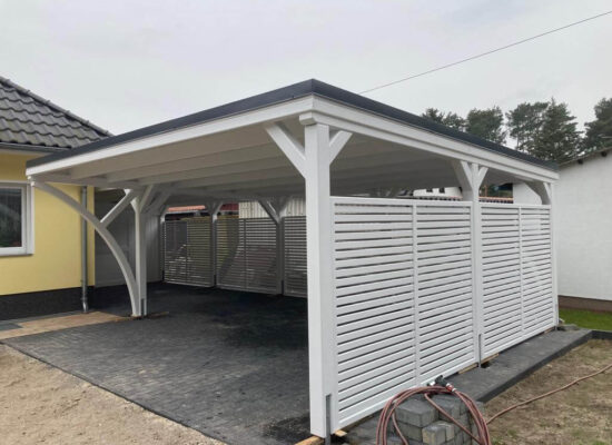 Carport Plus mit Lamellenwänden, ca. 2 cm Luft zwischen den Leisten. Das Spiel aus Licht, Schatten und Struktur sorgt für moderne, offene Optik.