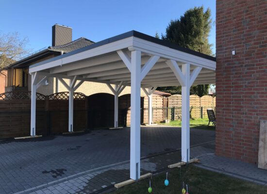 Massive 14-cm-Pfosten in klarer weißer Ausführung, präzise verarbeitet und stabil verbunden. Die solide Basis unterstreicht die handwerkliche Qualität des Prestige Duo Carports.