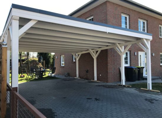 Unteransicht des Dachs mit sauber ausgeführter Bretterschalung, handgefertigt und passgenau montiert. Jede Linie zeigt Präzision und ästhetisches Bewusstsein.