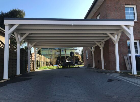 Doppelcarport Prestige Duo, Weiß mit anthrazitfarbenem Flachdach, elegante Linien und harmonische Proportionen. Handgefertigte Ausführung in Premium-Qualität.