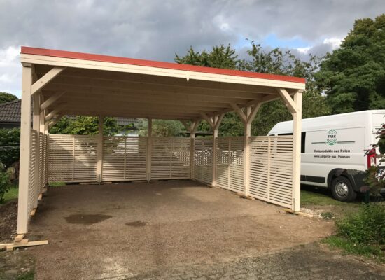 Doppelcarport CamperLine mit Flachdach und offener Front, Holz hell imprägniert. Die Höhe und Breite bieten optimalen Platz für große Fahrzeuge.