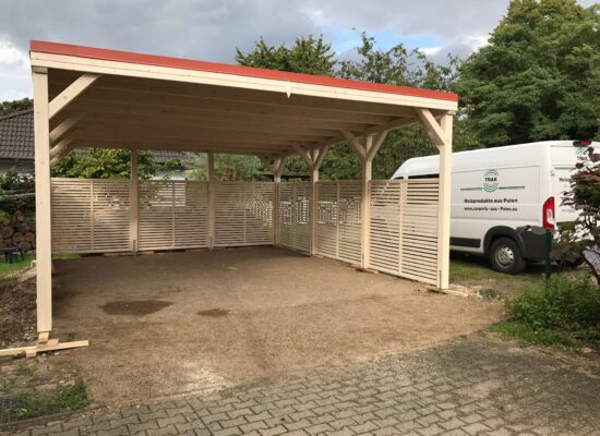 CamperLine Doppelcarport, extra hoch, klar konstruiert, gefertigt in Handwerksqualität. Das helle Holz und die Lamellen schaffen ein harmonisches Gesamtbild.