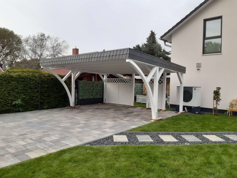 Doppelcarport Weiß mit Flachdach, Walmdachblende und Holzfeldern, gefertigt in solider Handwerksarbeit.