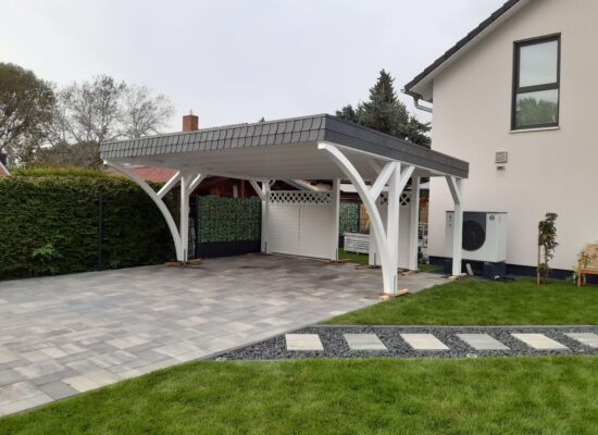 Doppelcarport Weiß mit Flachdach, Walmdachblende und Holzfeldern, gefertigt in solider Handwerksarbeit.