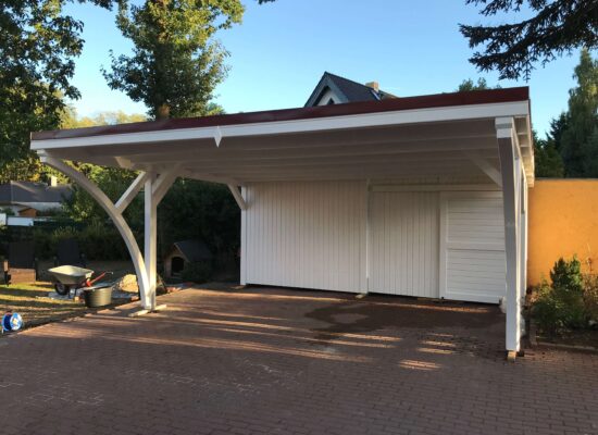 RoyalLine Doppelcarport in Weiß mit Bordo-Blende und Schiebetür-Geräteraum. Klare Linien und stabile Holzstruktur betonen die Premium-Verarbeitung.