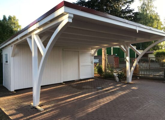 Detailansicht der Bögen des Carports, handgefertigt und glatt gefräst. Die abgerundeten Formen verleihen der massiven Konstruktion Leichtigkeit und Eleganz.