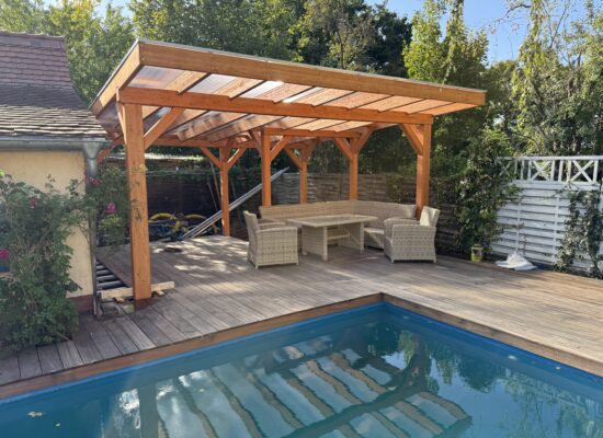 Große Pool-Terrassenüberdachung mit massiven Holzsäulen und sichtbarer Holzstruktur. Die handwerkliche Verarbeitung verleiht Stabilität und Natürlichkeit.