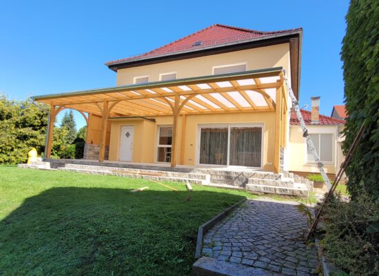 Durchgang unter den eleganten Bögen der Terrassenüberdachung – 9 × 4 m Fläche, feine Rundungen und mediterraner Charme.