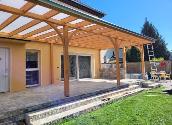 Blick unter die milchige Doppelstegplatte – sanftes Licht und gleichmäßiger Schatten. Bessere Sonnenreflexion als bei braunen Platten.