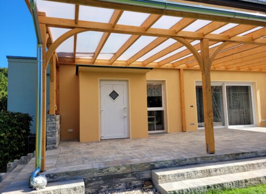 Seitenansicht der Überdachung mit milchiger Doppelstegplatte. Lichtdurchlässig, aber optimaler Schutz vor Sonne und Witterung.