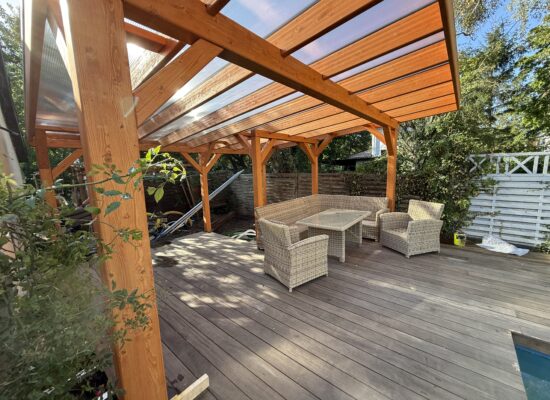 Seitenansicht der Pool-Terrassenüberdachung mit transparenter Doppelstegplatte. Lichtdurchlässig, wetterfest und ästhetisch leicht.