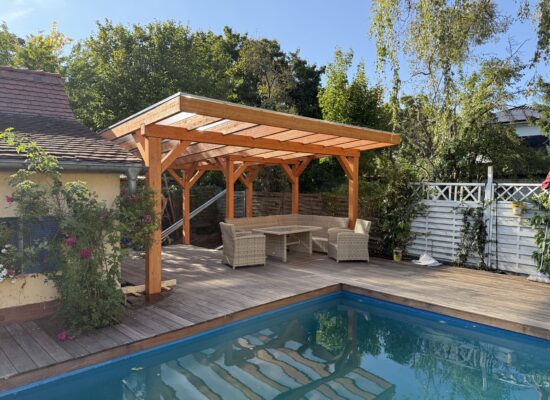 Große Pool-Terrassenüberdachung im Einklang mit dem Grundstück und Poolbereich. Die klare Holzstruktur und transparente Dachfläche fügen sich harmonisch in die Umgebung ein.