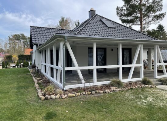 Fachwerk-Holzkonstruktion mit Vivaldi-Dach – optisch abgestimmt auf Hausarchitektur. Großzügige, elegante Überdachung für den Terrassenbereich.