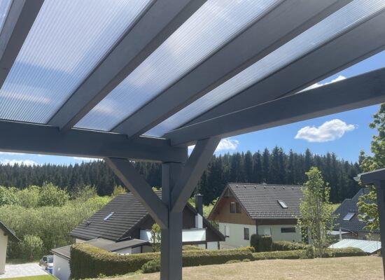 Innenansicht der Terrassenüberdachungen mit transparenter 16-mm-Doppelstegplatte. Lichtdurchlässig, wetterfest und perfekt verarbeitet.