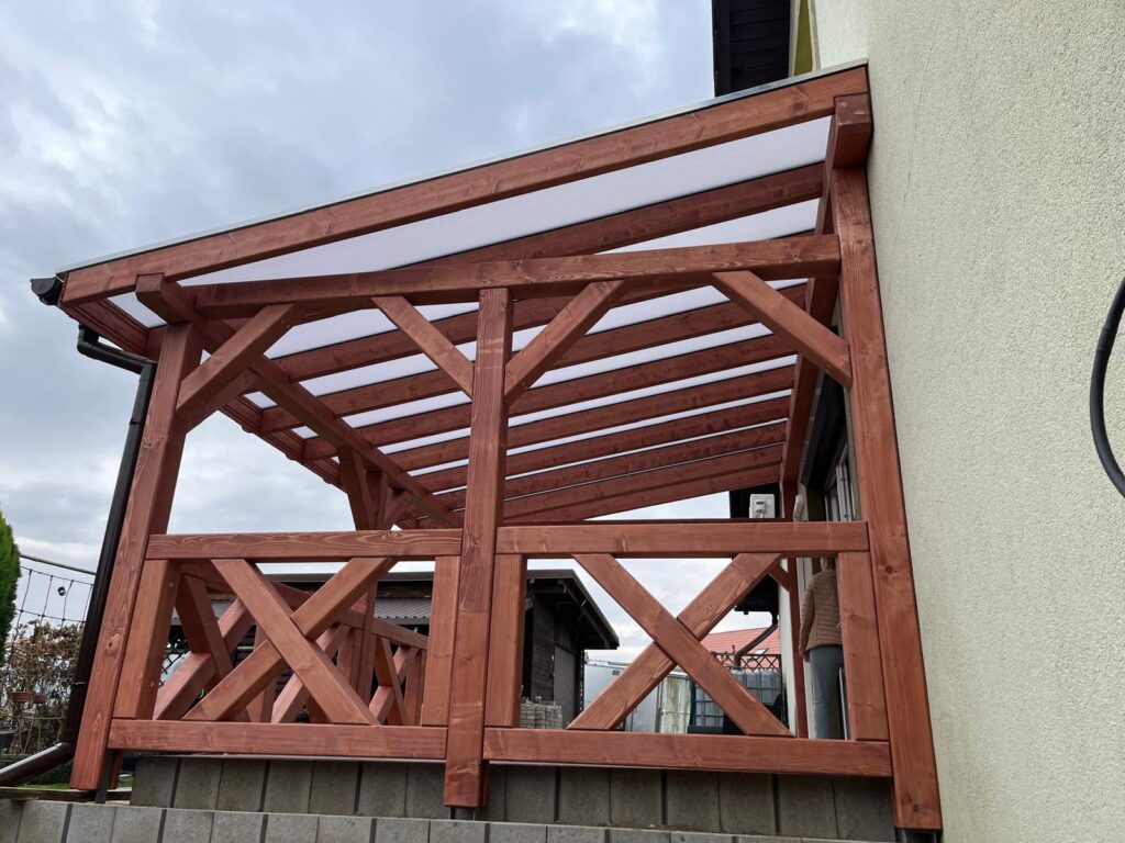 Seitenansicht der Terrassenüberdachung mit massiven 14-cm-Holzstützen und imprägnierter Oberfläche. Solide Materialien und präzise Verarbeitung sorgen für Langlebigkeit.