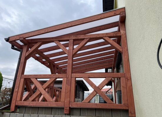 Seitenansicht der Terrassenüberdachung mit massiven 14-cm-Holzstützen und imprägnierter Oberfläche. Solide Materialien und präzise Verarbeitung sorgen für Langlebigkeit.