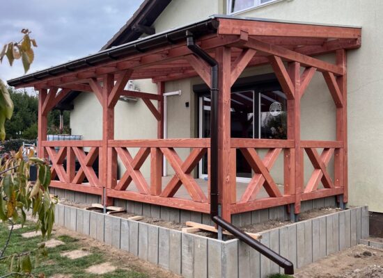 Terrassenüberdachung mit milchiger Doppelstegplatte und integrierter Regenrinne. Saubere Übergänge und perfektes handwerkliches Finish.