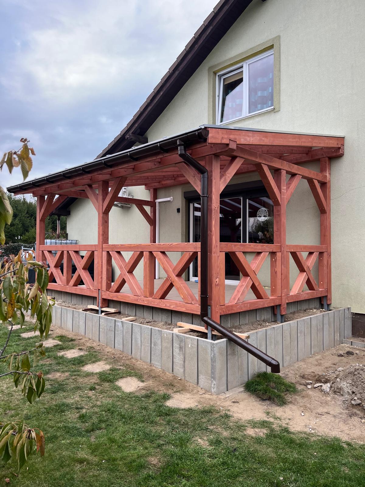 Terrassenüberdachung mit milchiger Doppelstegplatte und integrierter Regenrinne. Saubere Übergänge und perfektes handwerkliches Finish.